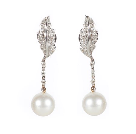 Coppia di orecchini pendenti in oro, perla e brillanti