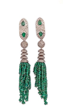 Orecchini pendenti in oro, argento, diamanti e smeraldi
