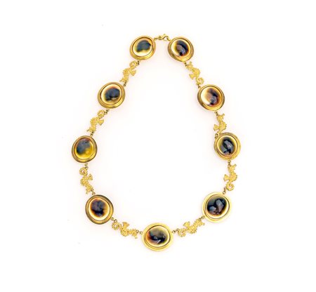 Girocollo in oro e conchiglie.