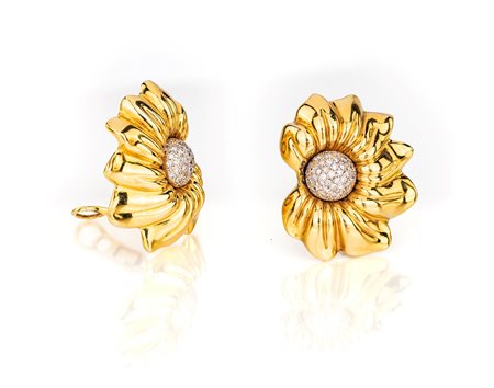 Coppia di orecchini a ventaglio in oro e brillanti