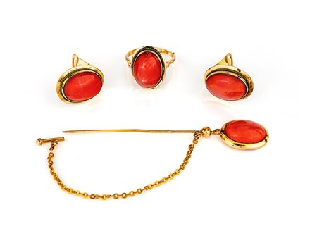 Parure di anello, orecchini e spilla in oro e corallo