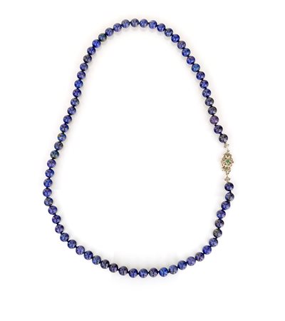 Collana in lapislazzuli con chiusura in oro e smeraldi