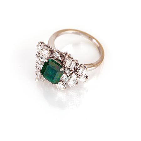 Anello in oro, smeraldo e brillanti