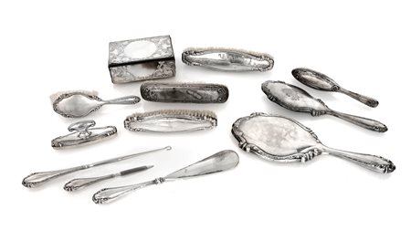 Lotto di due set da toletta in lamina d'argento composto da 5 spazzole di diverso formato, due specchi, un calzante, un allaccia stringhe, una lima, un tampone per inchiostro ed una scatola rettangolare