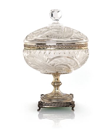 Coppa in vetro intagliato con coperchio montata in argento