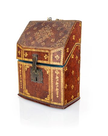 Antico cofanetto porta posate in legno rivestito in cuoio con impressioni dorate