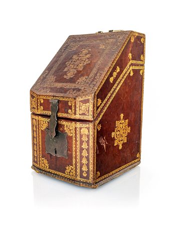 Antico cofanetto porta posate in legno rivestito in cuoio con impressioni dorate