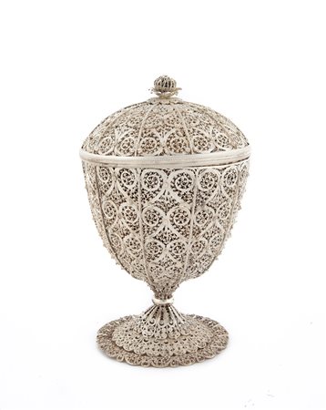 Coppa con coperchio interamente realizzata in filigrana d'argento