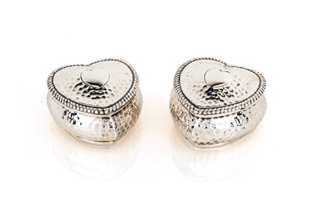 Coppia di scatoline a forma di cuore in argento martellato, Birmingham 1924, argentiere Henry Matthews