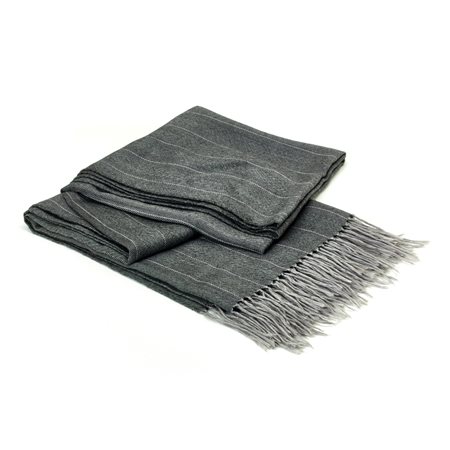 Scialle Tom Ford ""gessato"" colore grigio con frangia. Tessuto 65% cashmere...