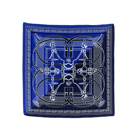Foulard bandana Hermès carré Grand Manege in seta blu. Corredato di scatola...