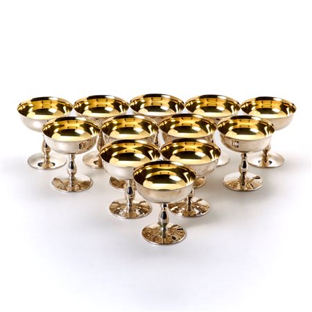 Lotto composto da dodici coppe da champagne a corpo liscio in argento Altezza...