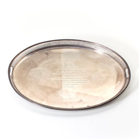Vassoio inglese, 1883-1884, in argento con bordo a ringhiera traforata Misure...