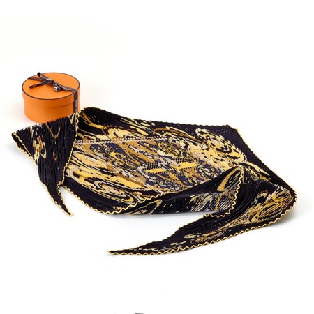 Hermès carré plissé Comme Histoire in seta blu e dorata. Corredato di scatola...