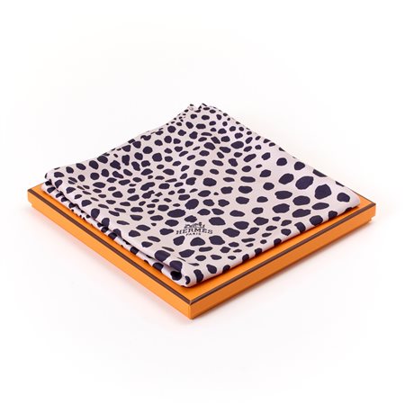 Foulard Hermès carré triangolo in seta bicolore. Esterno maculato ecrue e...
