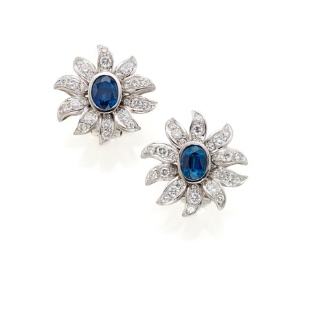 Orecchini in oro bianco 18 Kt con zaffiri ovali per complessivi 3,55 ct circa...