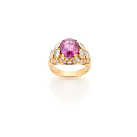 Anello in oro giallo 18 Kt con corindone rosa ovale del peso di 4,50 ct circa...