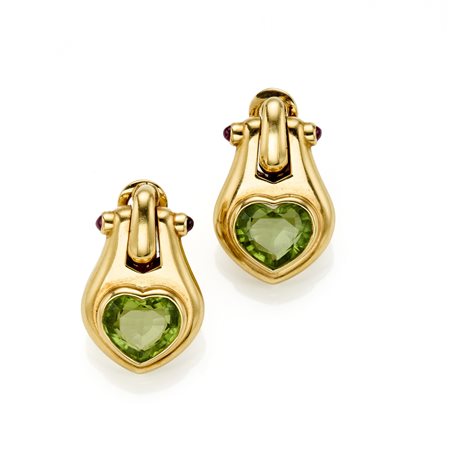 Orecchini pendenti in oro giallo 18 Kt con peridoti a cuore del peso di circa...