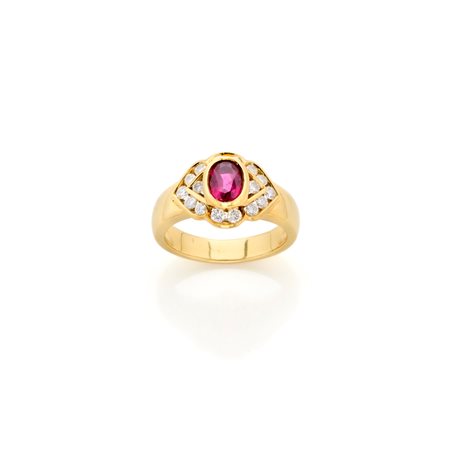 Anello in oro giallo 18 Kt con rubino ovale di circa 1 ct contornato da...