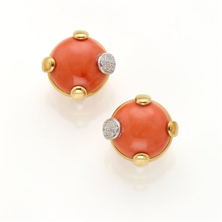 Orecchini in oro giallo e bianco con corallo rosa/arancione a bottone di...