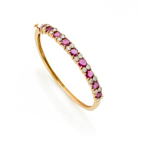 Bracciale rigido firmato Faraone in oro giallo 18 Kt con rubini tondi e ovali...