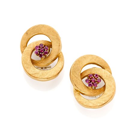 Orecchini in oro giallo 18 Kt satinato con rubini rotondi Lunghezza circa 3...