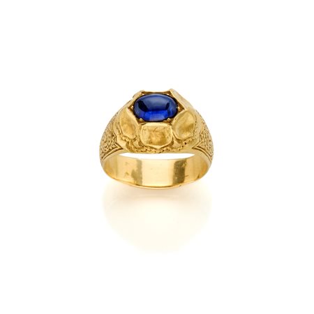 Anello in oro giallo 18 Kt con zaffiro ovale cabochon del peso di circa 1,10...