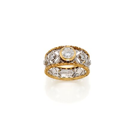 Anello a fascia traforata in oro giallo e bianco 18 Kt con diamanti rotondi...