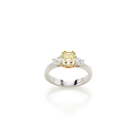 Anello in oro bianco 18 Kt con diamante fancy taglio radiant di circa 1,20 ct...