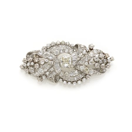 Spilla in platino con diamante centrale a cuscino del peso di circa 2,65 ct...
