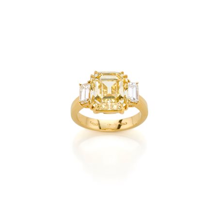 Anello in oro giallo 18 Kt con diamante centrale fancy taglio smeraldo di...