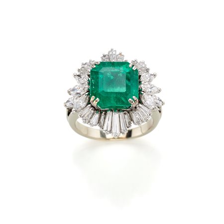 Anello in oro bianco 18 Kt con smeraldo ottagonale del peso di circa 5,50 ct...