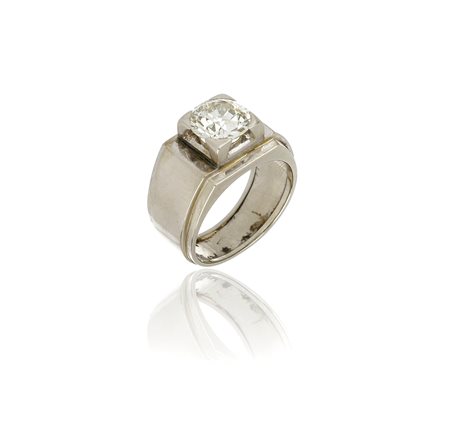 Anello in oro bianco 18 Kt con diamante rotondo di 2,80 ct circa Misura 18/58...