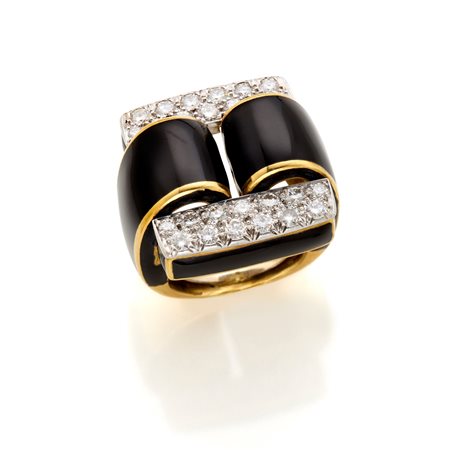 Anello Webb, anni '70 circa, in oro giallo e bianco 18 Kt con smalto nero e...