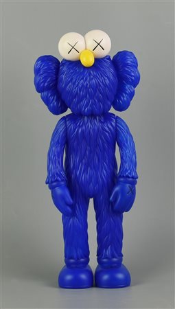 KAWS KAWS BFF COMPANION BLUE, 2017 scultura in vinile, cm 33x14x7 sotto la...