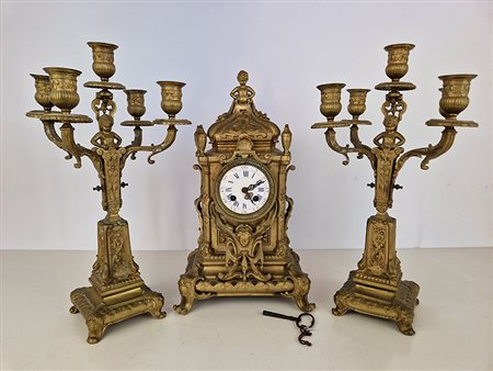 Trittico di orologio e candelabri laterali