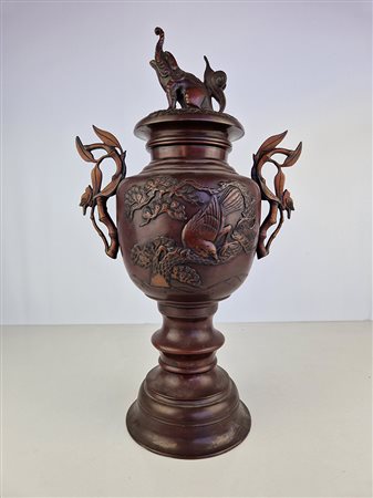 Vaso orientale in bronzo con coperchio