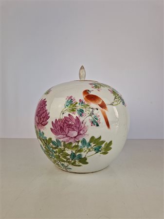 Vaso orientale in ceramica con coperchio