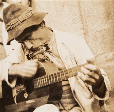 Martin Chambi (1891-1973)  - Senza titolo (Uomo con chitarra e armonica), 1940s