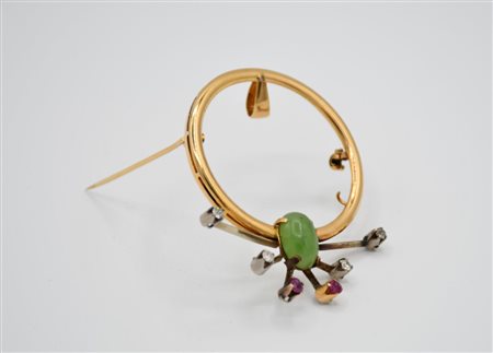 Spilla/pendente in oro, con una giada centrale, 4 diamanti (ct 0,40 stimati) e 2 rubini