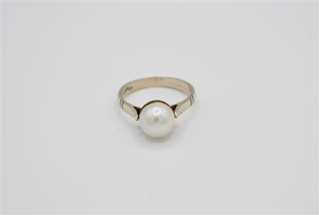 Anello in oro bianco e perla coltivata