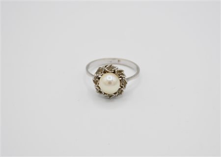 Anello in oro bianco e perla coltivata e imitazione di diamante