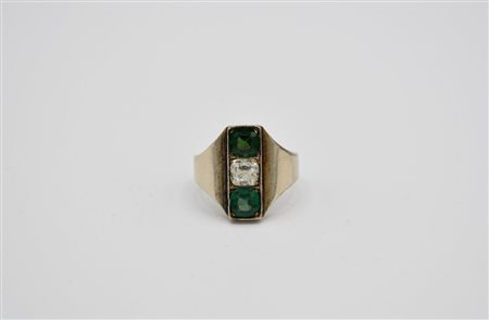 Anello in oro con un diamante centrale taglio antico di circa ct 0,35, e due tsavoriti