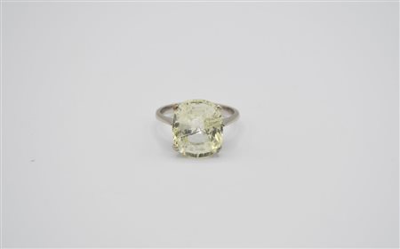 Anello con pietra naturale in oro 750