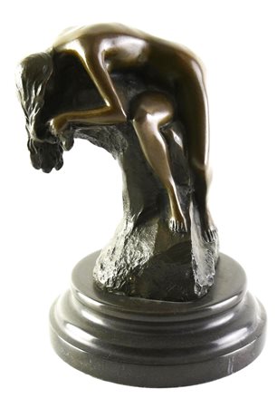 Milo FIGURA FEMMINILE bronzo, cm 14,4x12x9 su base cm 4x12,5 firma