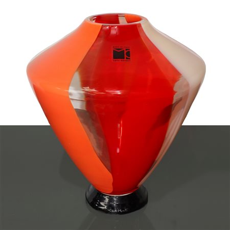 Carlo Moretti (1958)  - Vaso modello Suma in vetro soffiato corallo, rosso, bianco e trasparente  , 2006