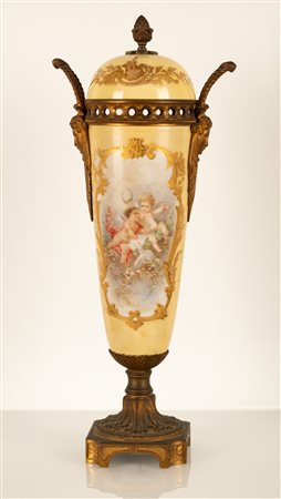 Vaso di porcellana in stile Sevres del XVIII secolo. (riproduzione tarda della fine del XIX secolo)   