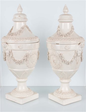 Coppia di vasi in terraglia di stile neoclassico composto da erme e festoni fioriti. Manifattura "Contiero" d'Este della metà del XIX secolo.   
