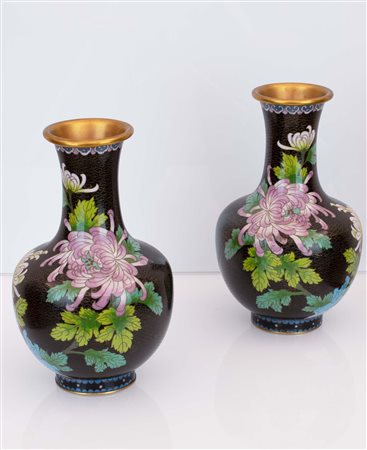 Coppia di vasi cloisonnet neri con decori floreali. Basi in legno ebanizzato.   