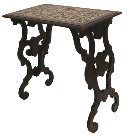 Tavolino in legno ebanizzato con piano interamente intarsiato in osso   